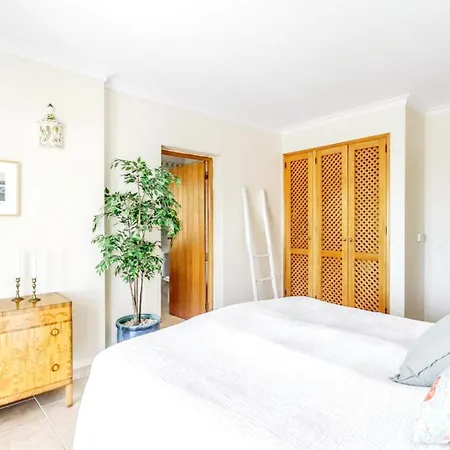Elegant Da Lagos